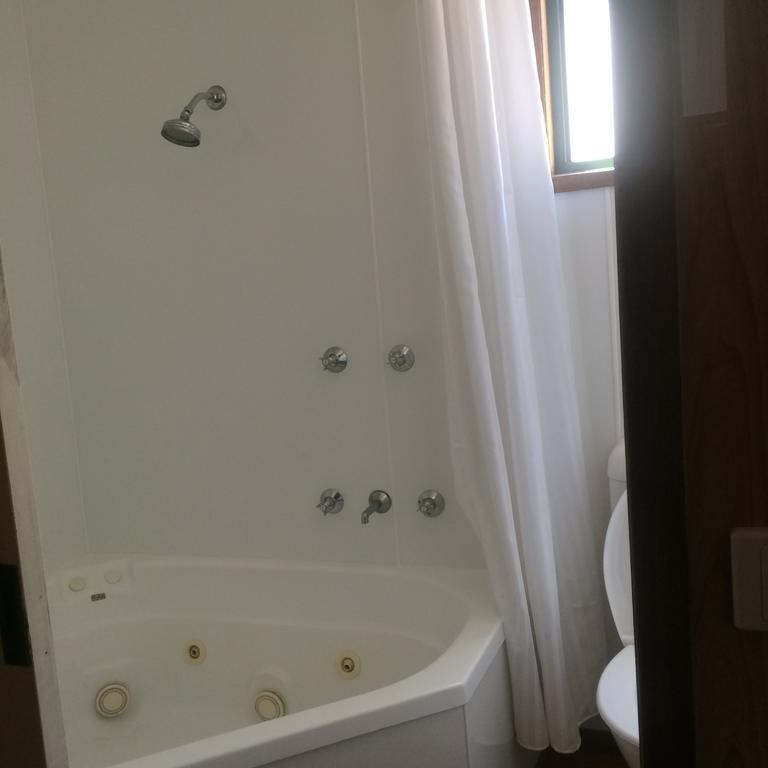 Wagga Wagga Beach Caravan Park Hotel Room photo
